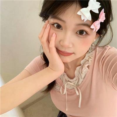 穿白丝绸的女人